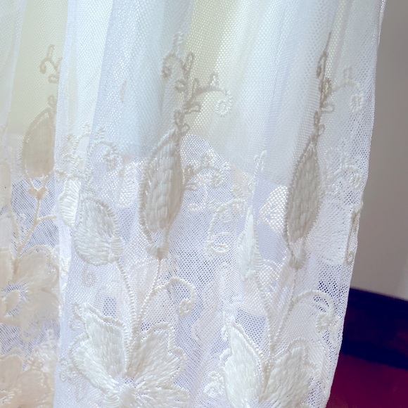 Lace dress - Picture 9 of 10